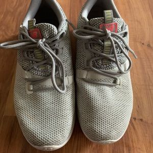 New balance tennis shoes